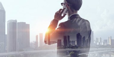 İş adamı cep telefonundan konuşur