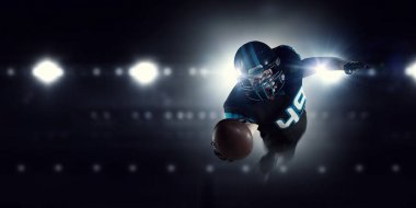 Merkezi oyuncu topu elinde. Karışık teknik