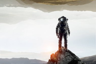 Astronot uzay giysisi içinde