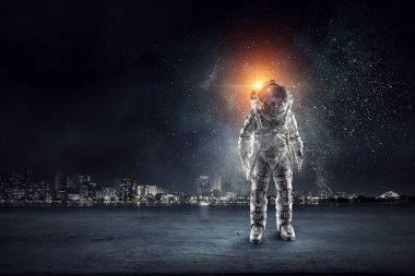 Astronot uzay giysisi içinde