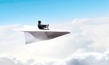 Gökyüzünde yüzen kadın havacı