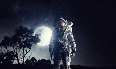 Astronot uzayda. Karışık teknik