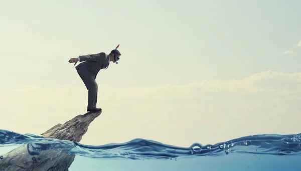 Hombre de negocios buceando desde arriba. Medios mixtos. Medios mixtos — Foto de Stock