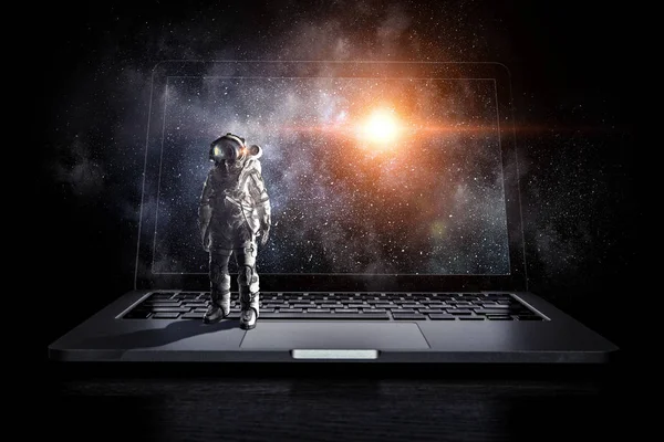 Esploratore spaziale e laptop. Mezzi misti — Foto Stock