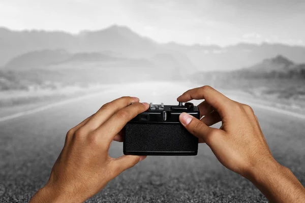 Câmera analógica velha em mãos masculinas — Fotografia de Stock