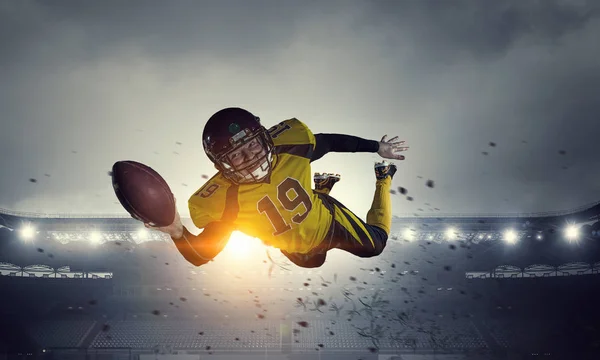 Jugador central con pelota en las manos. Medios mixtos — Foto de Stock