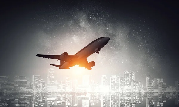 Passagiersvliegtuig in de nachtelijke hemel — Stockfoto