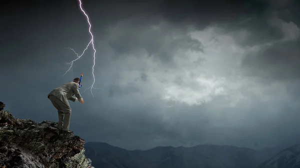 Uomo d'affari che si tuffa dall'alto. Tecnica mista. Mezzi misti — Foto Stock