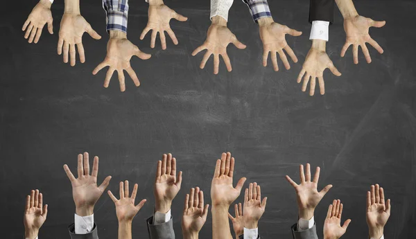 Gruppo di persone alzate la mano. Mezzi misti — Foto Stock