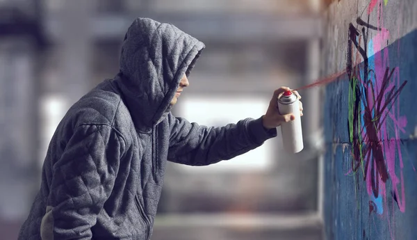 Guy drawing with spray — Stock Photo, Image