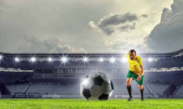 Fußballer in der Sportarena — Stockfoto