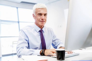 Başka bir office gün bilgisayar önünde