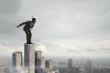 Üstten dalış iş adamı. Karma ortam. Karışık teknik