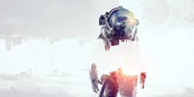 Astronot uzay giysisi içinde