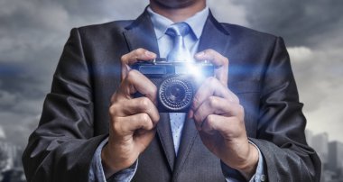 Elinde kamera olan adam