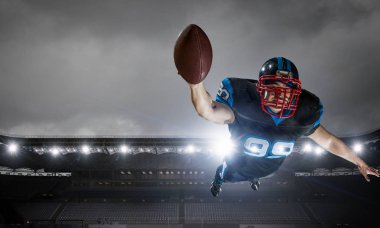 Merkezi oyuncu topu elinde. Karışık teknik