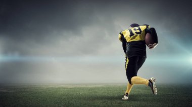 Topu elinde ile çalışan Merkezi oyuncu. Karışık teknik