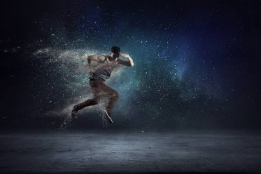 B-boy bazı performans taşır. Karışık teknik