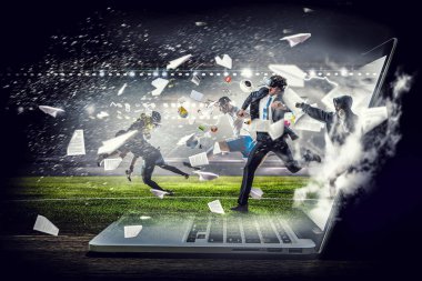 Sanal kask içinde adam. Karışık teknik