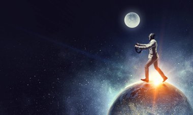 Küre üzerinde çalışan havacı. Karışık teknik