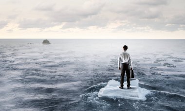 Yüzen buz kütlesi buz denizde sörf