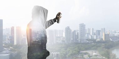 Sprey ile çizim adam. Karışık teknik