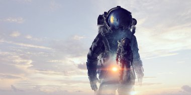 Astronot uzay giysisi içinde