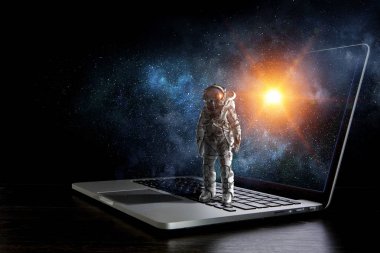 Space explorer ve dizüstü bilgisayar. Karışık teknik