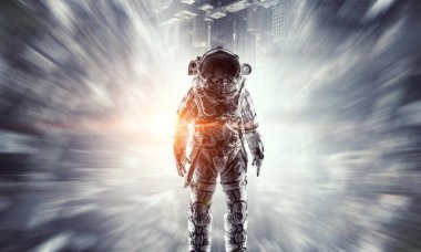 Astronot uzay giysisi içinde