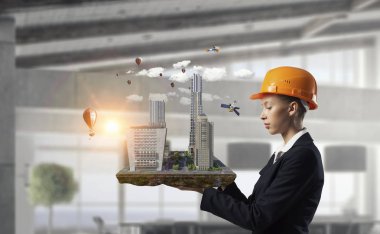 Kadın sunan inşaat modeli