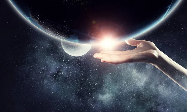 手のひらに星・地球。ミクスト メディア — ストック写真