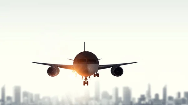 Passagiersvliegtuig over stadsgezicht — Stockfoto