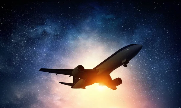Letadlo v noční obloze — Stock fotografie