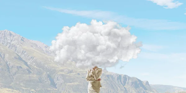 Bulut başkanlığında kadın. Karışık teknik — Stok fotoğraf