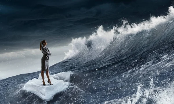 Surfing havet på isflak — Stockfoto