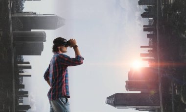 Sanal kask içinde adam