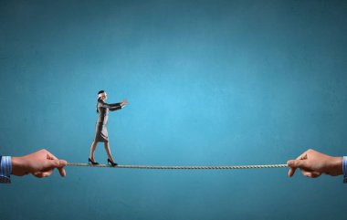 O blindfolded yürüyor