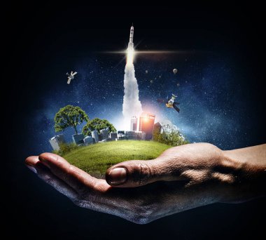 Ellerinde küçük dünya