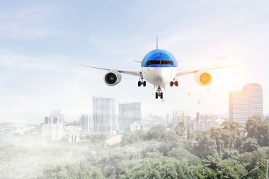 Uçak gün gökyüzünde. Karışık teknik