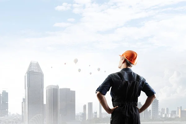 Engineer man viewing cityscape — Stock Photo, Image