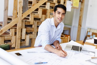 Genç adam mimar ofis