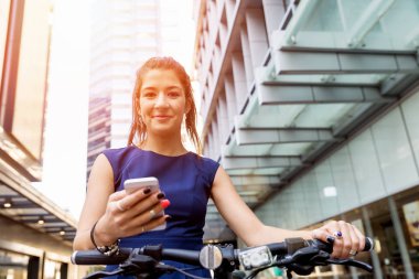 Genç kadın üzerinde bisiklet commuting