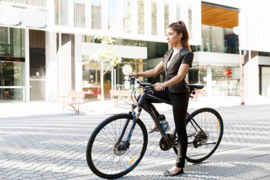 Genç kadın üzerinde bisiklet commuting