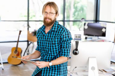 Genç adam ofiste çalışıyor.