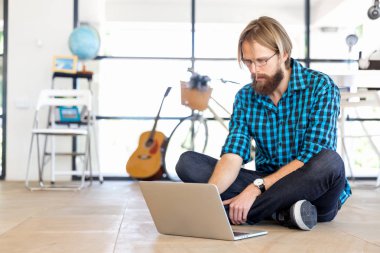 Genç adam ofiste çalışıyor.