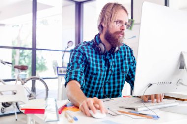 Genç adam ofiste çalışıyor.