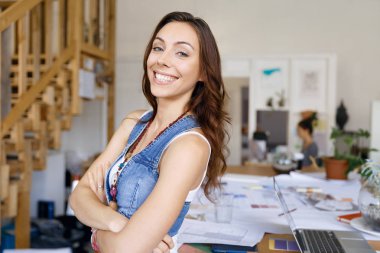 Yaratıcı ofiste duran genç kadın