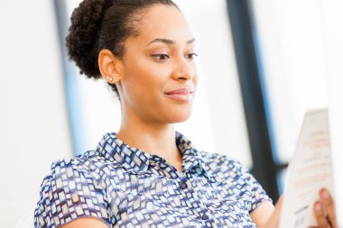Afro-Amerikan ofis çalışanı iş içinde oturan gülümseyen portresi