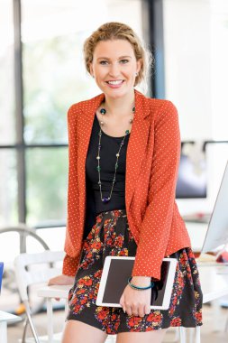 Görevdeki genç bayan.