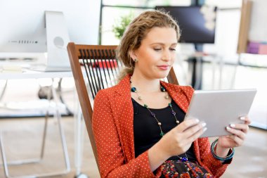 Görevdeki genç bayan.